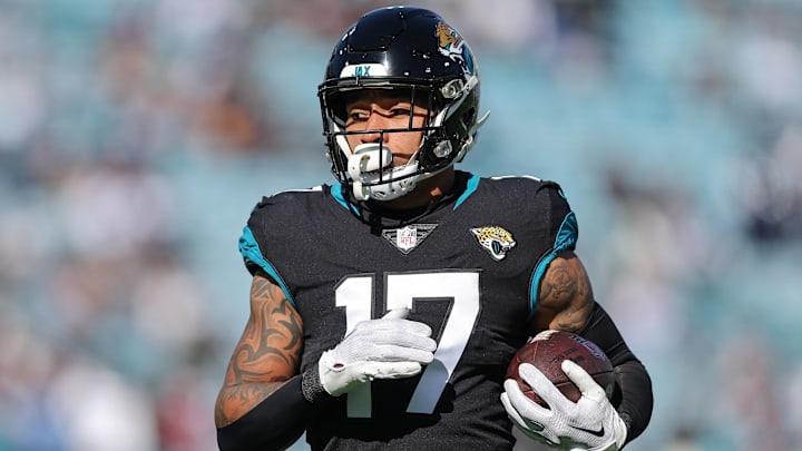 December 18, 2022: Jacksonville Jaguars tight end EVAN ENGRAM (17) runs with the ball during the Jacksonville Jaguars vs Dallas Cowboys NFL, American Football Herren, USA game at TIAA Bank Field Stadium in Jacksonville, Fl on December 18, 2022.