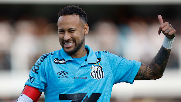 Neymar est actuellement à Santos.