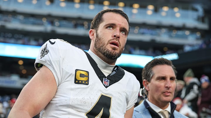 Dec 8, 2024; East Rutherford, New Jersey, USA; New Orleans Saints quarterback Derek Carr (4) walks off the field after field after an injury during the fourth quarter at MetLife Stadium. Mandatory Credit: Vincent Carchietta-Imagn Images Dec 8, 2024; East Rutherford, New Jersey, USA; New Orleans Saints quarterback Derek Carr (4) walks off the field after field after an injury during the fourth quarter at MetLife Stadium. Mandatory Credit: Vincent Carchietta-Imagn Images