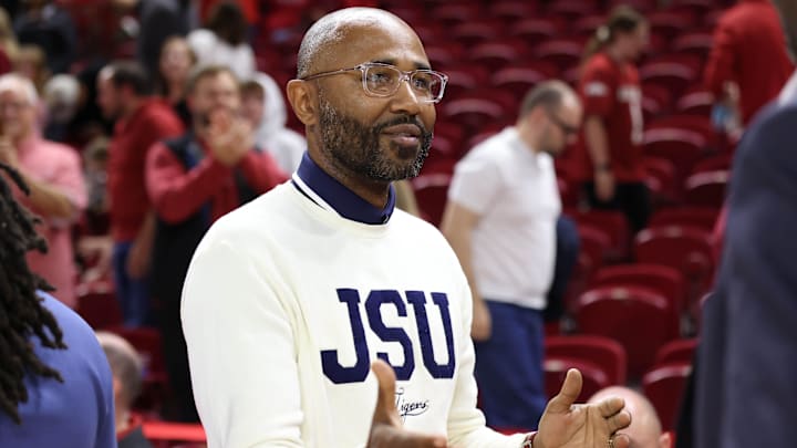 Nov 21, 2025; Fayetteville, Arkansas, USA; Jackson State Tigers head coach Mo Williams congratulates Arkansas Razorbacks players after the game at Bud Walton Arena. Arkansas won 115-61. Mandatory Credit: Nelson Chenault-Imagn Images Nov 21, 2025; Fayetteville, Arkansas, USA; Jackson State Tigers head coach Mo Williams congratulates Arkansas Razorbacks players after the game at Bud Walton Arena. Arkansas won 115-61. Mandatory Credit: Nelson Chenault-Imagn Images