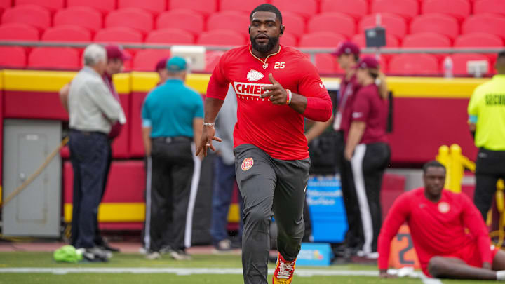 Aug 22, 2024; Kansas City, Missouri, USA; Kansas City Chiefs running back Clyde Edwards-Helaire (25) warms up against the Chicago Bears prior to a game at GEHA Field at Arrowhead Stadium. Mandatory Credit: Denny Medley-Imagn Images Aug 22, 2024; Kansas City, Missouri, USA; Kansas City Chiefs running back Clyde Edwards-Helaire (25) warms up against the Chicago Bears prior to a game at GEHA Field at Arrowhead Stadium. Mandatory Credit: Denny Medley-Imagn Images