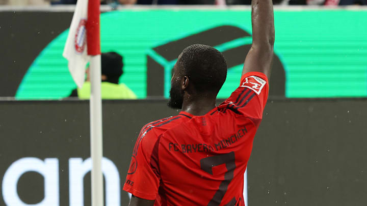 Dayot Upamecano bejubelt einen Standard-Treffer.