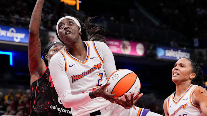 Phoenix Mercury guard Kahleah Copper (2) goes in for a lay-up Wednesday, July 30, 2025, during the game at Gainbridge Fieldhouse in Indianapolis. The Indiana Fever defeated the Phoenix Mercury, 107-101.