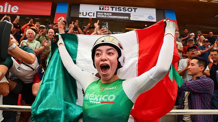Yareli Acevedo celebra su medalla de oro en la carrera por equipos del Mundial de ciclismo de pista Yareli Acevedo celebra su medalla de oro en la carrera por equipos del Mundial de ciclismo de pista