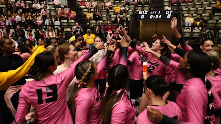 Missouri volleyball huddles before march up against Tennessee.