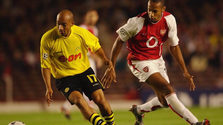 Dede im Duell mit Thierry Henry