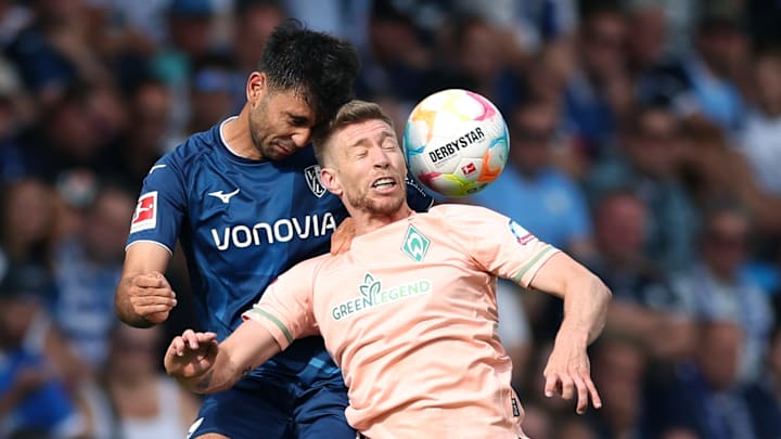 Gerrit Holtmann im Kopfballduell mit Mitchell Weiser