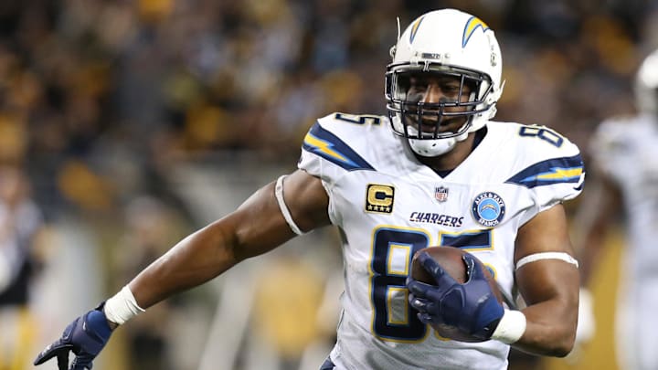 Dec 2, 2018; Pittsburgh, PA, USA;  Los Angeles Chargers tight end Antonio Gates (85) runs after a