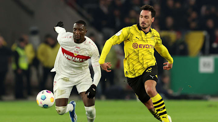 Serhou Guirassy (l.) im Duell mit Mats Hummels