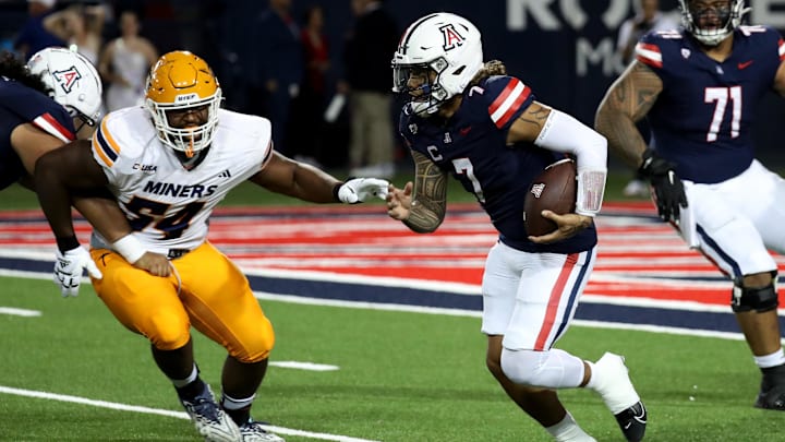 Sep 16, 2023; Tucson, Arizona, USA; Arizona Wildcats quarterback Jayden de Laura (7) run the ball against UTEP Miners defensive tackle Keenan Stewart (54) during the first half at Arizona Stadium. Mandatory Credit: Zachary BonDurant-Imagn Images Sep 16, 2023; Tucson, Arizona, USA; Arizona Wildcats quarterback Jayden de Laura (7) run the ball against UTEP Miners defensive tackle Keenan Stewart (54) during the first half at Arizona Stadium. Mandatory Credit: Zachary BonDurant-Imagn Images
