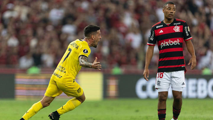 De La Cruz voltou, mas pouco produziu e viu o compatriota virar herói do jogo de ida das quartas de final
