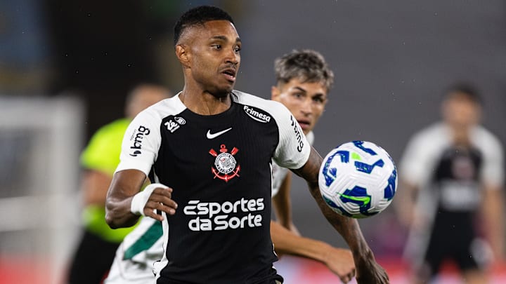 Vitinho foi titular na estreia no Paulistão