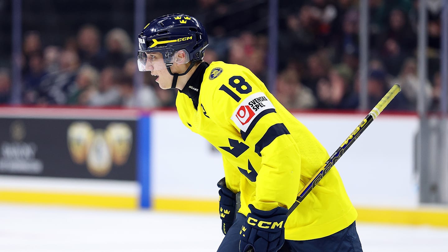 NY Islanders prospect Victor Eklund propels Sweden to their first win of the 2026 World Junior Championship