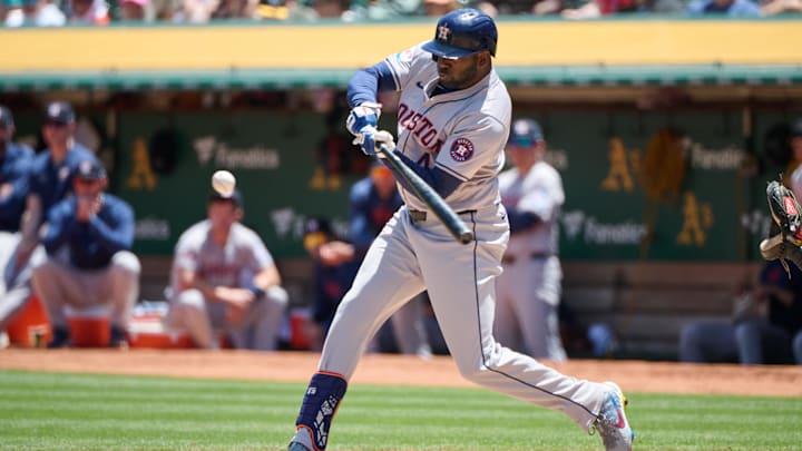 Yordan Alvarez hits a single