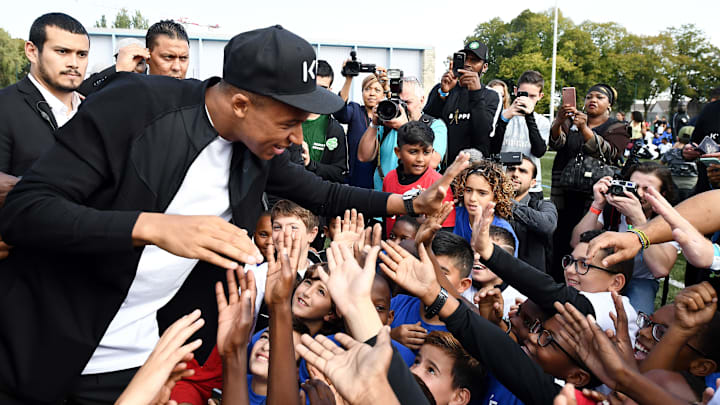 Kylina Mbappé saluda a sus fans en Bondy, su ciudad natal