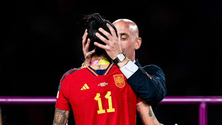 Luis Rubiales küsst Jenni Hermoso gegen deren Willen auf den Mund