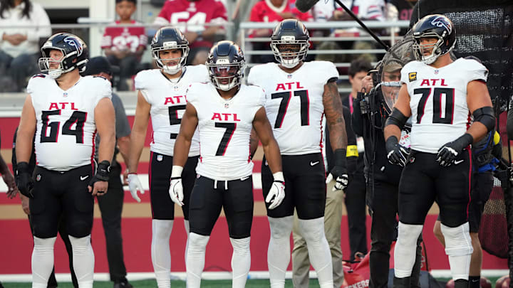 Oct 19, 2025; Santa Clara, California, USA; Atlanta Falcons running back Bijan Robinson (7) stands on the sideline with wide receiver Drake London (center left) and center Ryan Neuzil (64) and offensive tackles Elijah Wilkinson (71) and Jake Matthews (70) before the game against the San Francisco 49ers at Levi's Stadium. Mandatory Credit: Darren Yamashita-Imagn Images Oct 19, 2025; Santa Clara, California, USA; Atlanta Falcons running back Bijan Robinson (7) stands on the sideline with wide receiver Drake London (center left) and center Ryan Neuzil (64) and offensive tackles Elijah Wilkinson (71) and Jake Matthews (70) before the game against the San Francisco 49ers at Levi's Stadium. Mandatory Credit: Darren Yamashita-Imagn Images