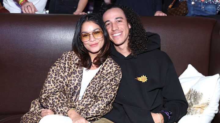 Vanessa Hudgens y Cole Tucker se comprometieron en París y compartieron imágenes con sus seguidores 