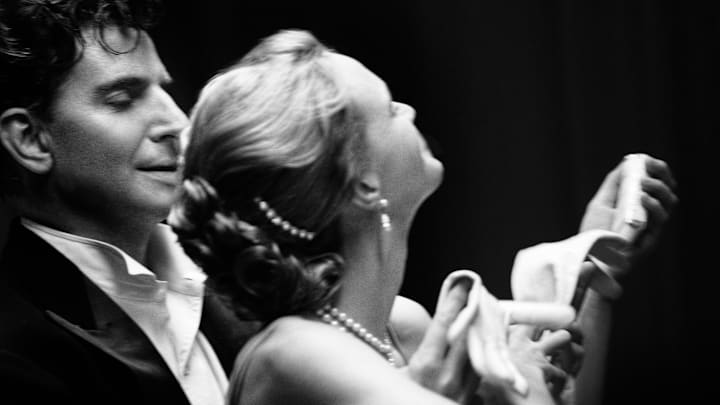 Maestro. (L to R) Bradley Cooper as Leonard Bernstein (Director/Writer/Producer) and Carey Mulligan as Felicia Montealegre in Maestro. Cr. Jason McDonald/Netflix © 2023.