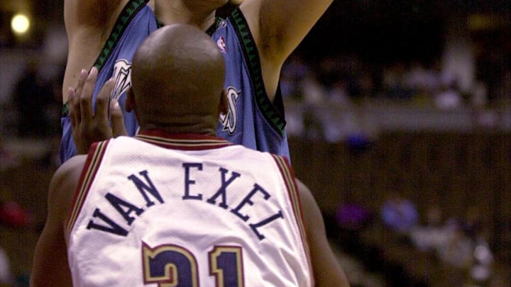 Minnesota Timberwolves Rasho Nesterovic(back) pass