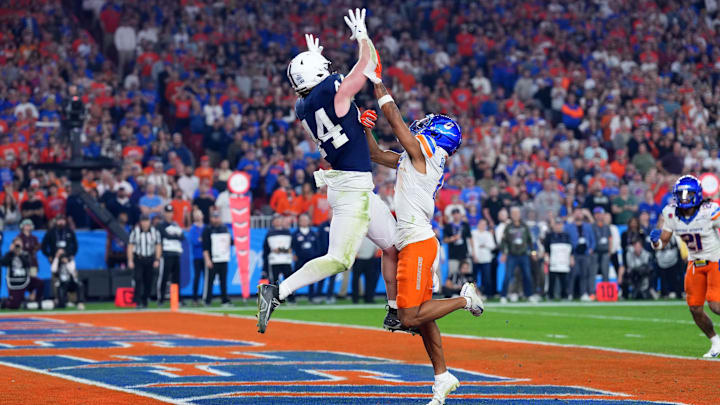 Dec 31, 2024; Glendale, AZ, USA; Penn State Nittany Lions tight end Tyler Warren (44) makes a touchdown catch against the Boise State Broncos during the second half in the Fiesta Bowl at State Farm Stadium. Mandatory Credit: Joe Camporeale-Imagn Images