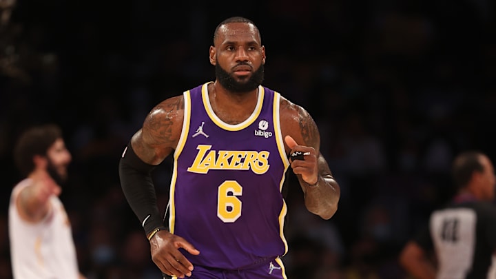 LeBron James regresó y lideró a Lakers