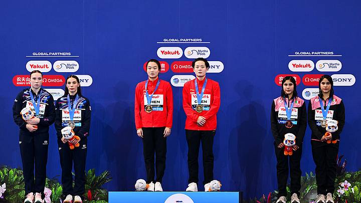 Las gemelas mexicanas Mía y Lía Cueva conquistaron la medalla de bronce en el trampolín 3 metros sincronizados femenil durante el Mundial de Singapur. Las gemelas mexicanas Mía y Lía Cueva conquistaron la medalla de bronce en el trampolín 3 metros sincronizados femenil durante el Mundial de Singapur.