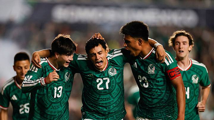 Richard Ledezma (C), 'Hormiga' González (I) y Jesús Gallardo (D), anotaron gol ante Islandia.