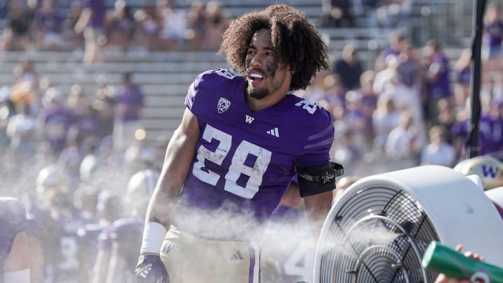 Sam Adams cools off on the sideline of a 2023 UW football game.