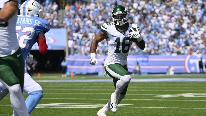 Sep 13, 2026; Nashville, Tennessee, USA; New York Jets tight end Kenyon Sadiq (16) scores a touchdown after a catch against the Tennessee Titans during the first quarter at Nissan Stadium. Sep 13, 2026; Nashville, Tennessee, USA; New York Jets tight end Kenyon Sadiq (16) scores a touchdown after a catch against the Tennessee Titans during the first quarter at Nissan Stadium.
