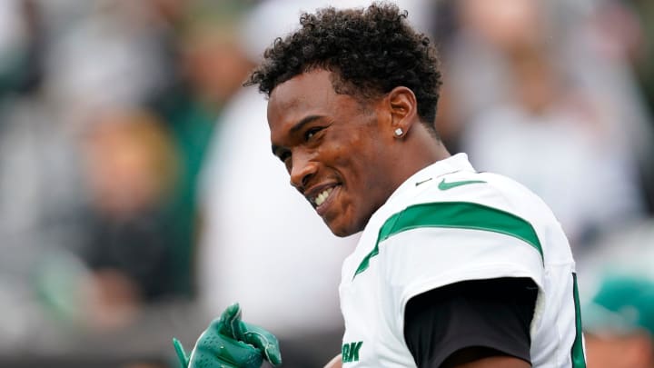 New York Jets wide receiver Garrett Wilson (17) gestures to the fans during warmups