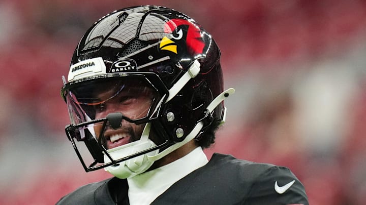 Arizona Cardinals quarterback Kyler Murray (1) chats with teammates before their game against the Tennessee Titans at State Farm Stadium in Glendale on Oct. 5, 2025.