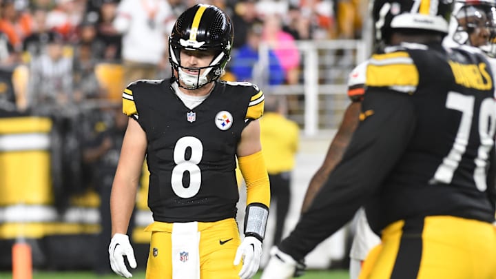 Pittsburgh Steelers quarterback Kenny Pickett (8)