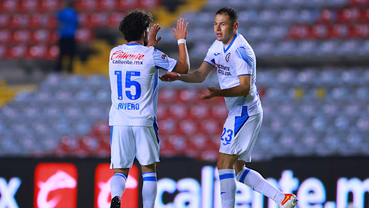 Jugadores de Cruz Azul celebran un gol