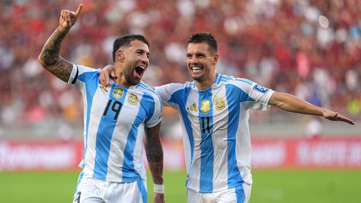 Nicolás Otamendi festeja su gol a lado de Giovani Lo Celso