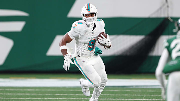 Jan 5, 2025; East Rutherford, New Jersey, USA; Miami Dolphins tight end Jonnu Smith (9) gains yards after catch during the first half against the New York Jets at MetLife Stadium. Mandatory Credit: Vincent Carchietta-Imagn Images