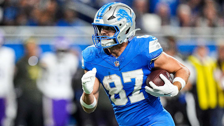 Detroit Lions tight end Sam LaPorta (87) makes a catch against Minnesota Vikings during the first half at Ford Field in Detroit 