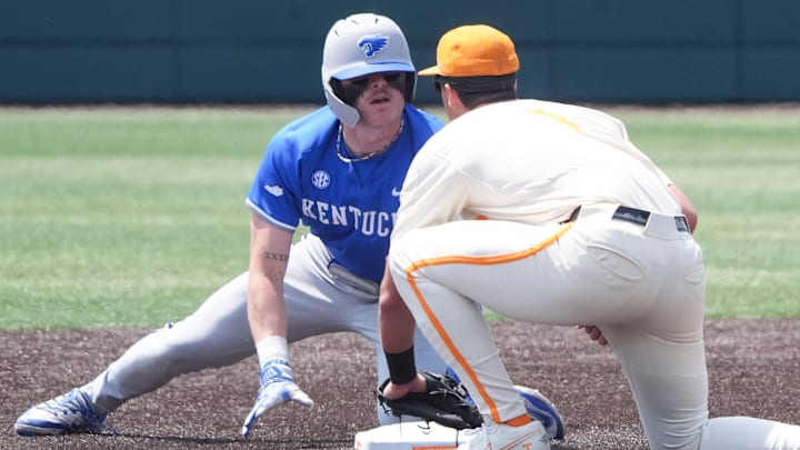 Kentucky's Carson Hansen (34) eyes Tennessee's Dean Curley (1) after stealing second base in an NCAA college baseball game