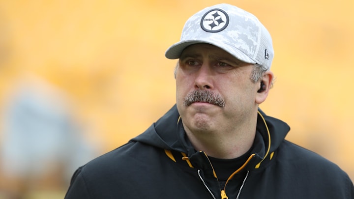 Dec 25, 2024; Pittsburgh, Pennsylvania, USA; Pittsburgh Steelers offensive coordinator Arthur Smith looks on before the game against the Kansas City Chiefs at Acrisure Stadium. Mandatory Credit: Charles LeClaire-Imagn Images Dec 25, 2024; Pittsburgh, Pennsylvania, USA; Pittsburgh Steelers offensive coordinator Arthur Smith looks on before the game against the Kansas City Chiefs at Acrisure Stadium. Mandatory Credit: Charles LeClaire-Imagn Images