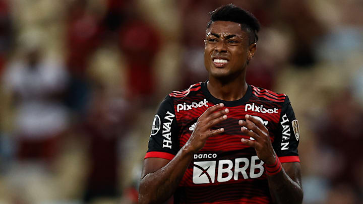 Ainda em processo de recuperação de lesão no joelho, Bruno Henrique vai passar por nova cirurgia. 