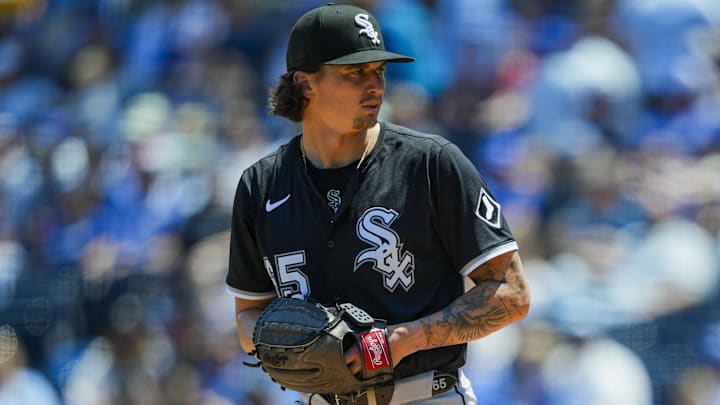 Chicago White Sox starting pitcher Davis Martin (65) throws against the Kansas City Royals at Kauffman Stadium. 