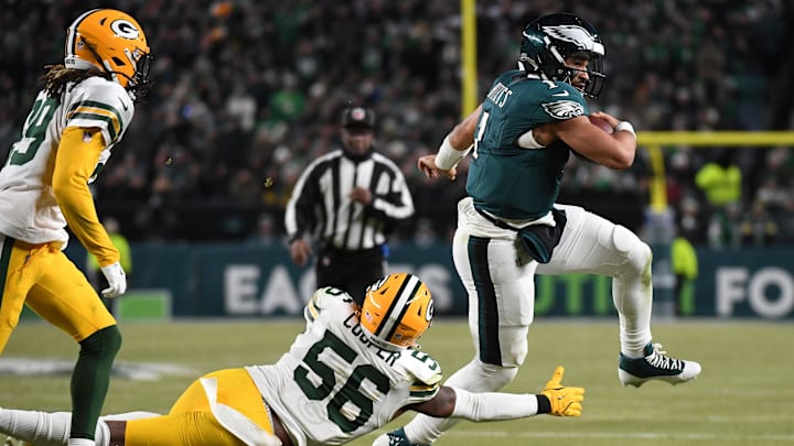 Philadelphia Eagles quarterback Jalen Hurts (1) rushes the ball against Green Bay Packers linebacker Edgerrin Cooper.