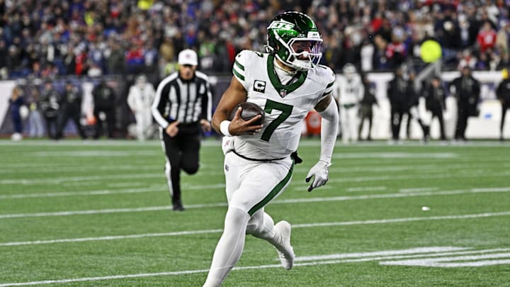 Nov 13, 2025; Foxborough, Massachusetts, USA; New York Jets quarterback Justin Fields (7) runs the ball for a touchdown during the first half against the New England Patriots at Gillette Stadium. Mandatory Credit: Eric Canha-Imagn Images Nov 13, 2025; Foxborough, Massachusetts, USA; New York Jets quarterback Justin Fields (7) runs the ball for a touchdown during the first half against the New England Patriots at Gillette Stadium. Mandatory Credit: Eric Canha-Imagn Images