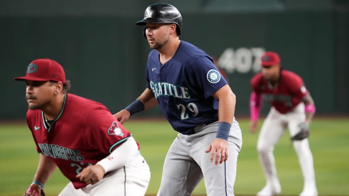 Jun 10, 2025; Phoenix, Arizona, USA; Seattle Mariners catcher Cal Raleigh (29) leads off first base as Arizona Diamondbacks first base Josh Naylor (22) covers the bag during the first inning at Chase Field. Mandatory Credit: Joe Camporeale-Imagn Images