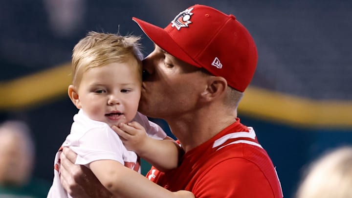 Freddie Freeman junto a su hijo Max, uno de los tres que tiene con su pareja 