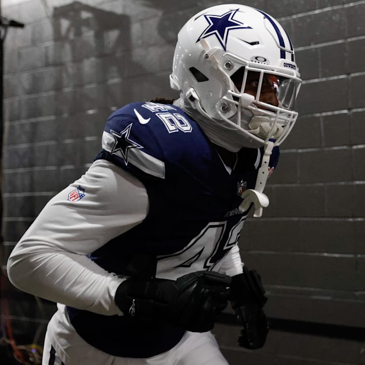 Dallas Cowboys defensive end Jadeveon Clowney runs onto the field prior to the game against the Washington Commanders.