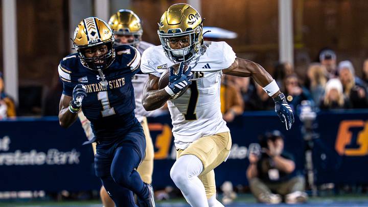 UC Davis wide receiver Stacy Dobbins (7) UC Davis wide receiver Stacy Dobbins (7)