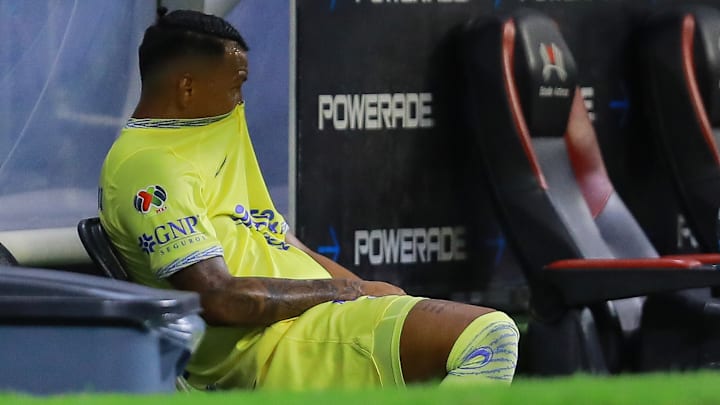 El colombiano Roger Martínez del América salió lesionado frente al Atlas y se perderá gran parte del torneo.