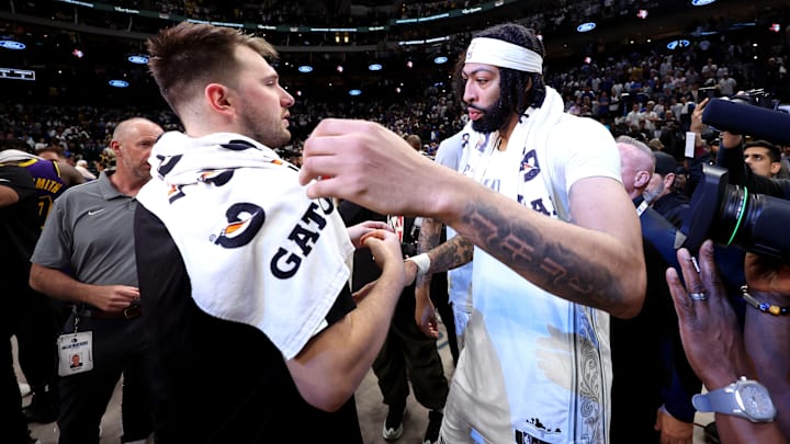 El duelo del miércoles entre Los Angeles Lakers y Dallas Mavericks dejó esta imagen de Luka Doncic abrazándose con Anthony Davis