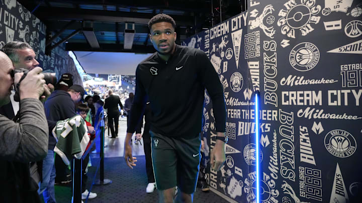 Giannis Antetokounmpo parece no querer jugar a tiempo completo en la Costa Oeste